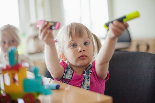 Accompagner les enfants dans le jeu en crèche