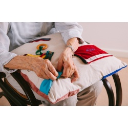 92888A_coussin_sally_olboys_ol-boys_jeu_jeux_alzheimer_personne_agée_ehpad_maison_retraite_therapie-non-medicamenteuse_seniors_ludesign